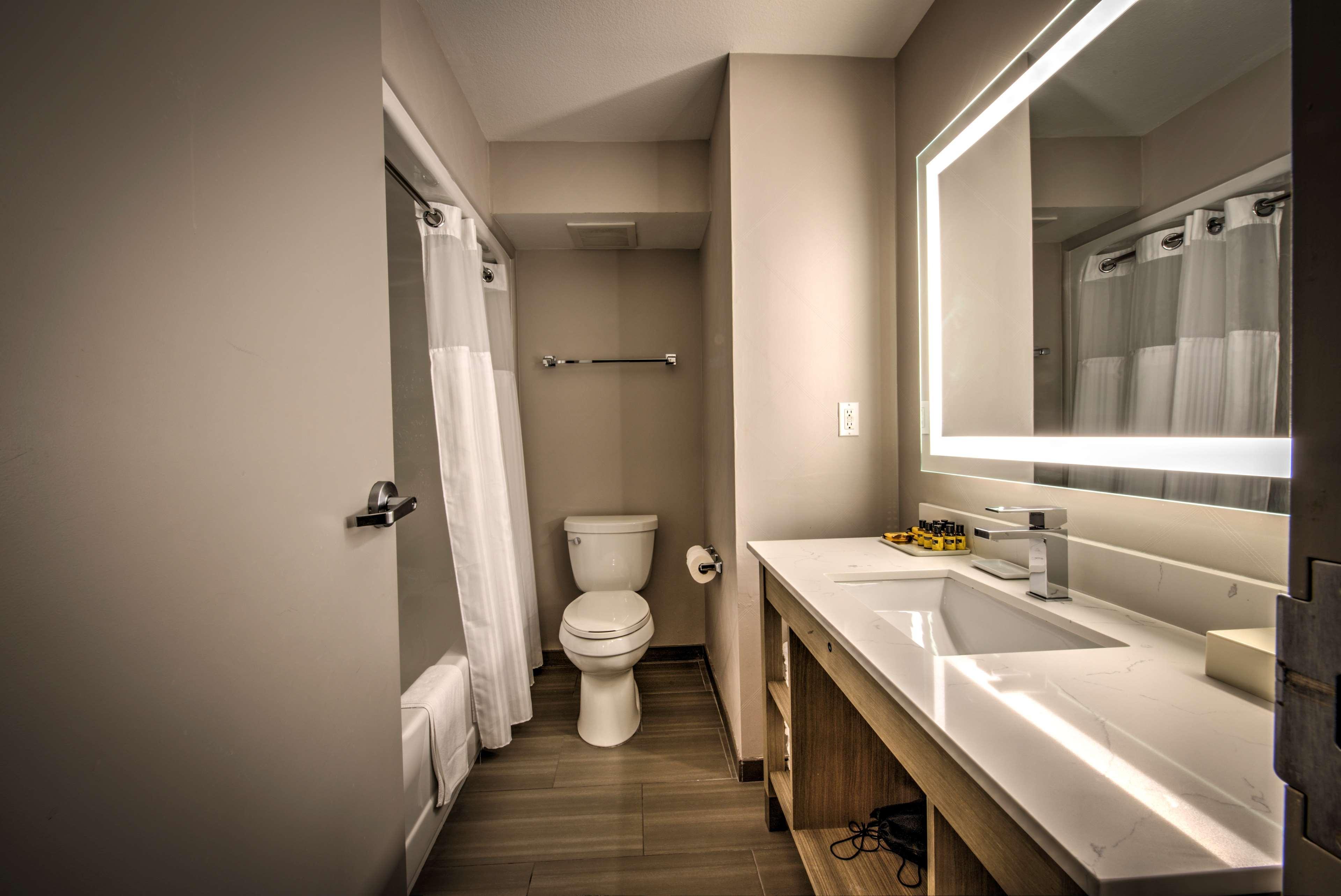 Western Media Center Inn&suites Hotel