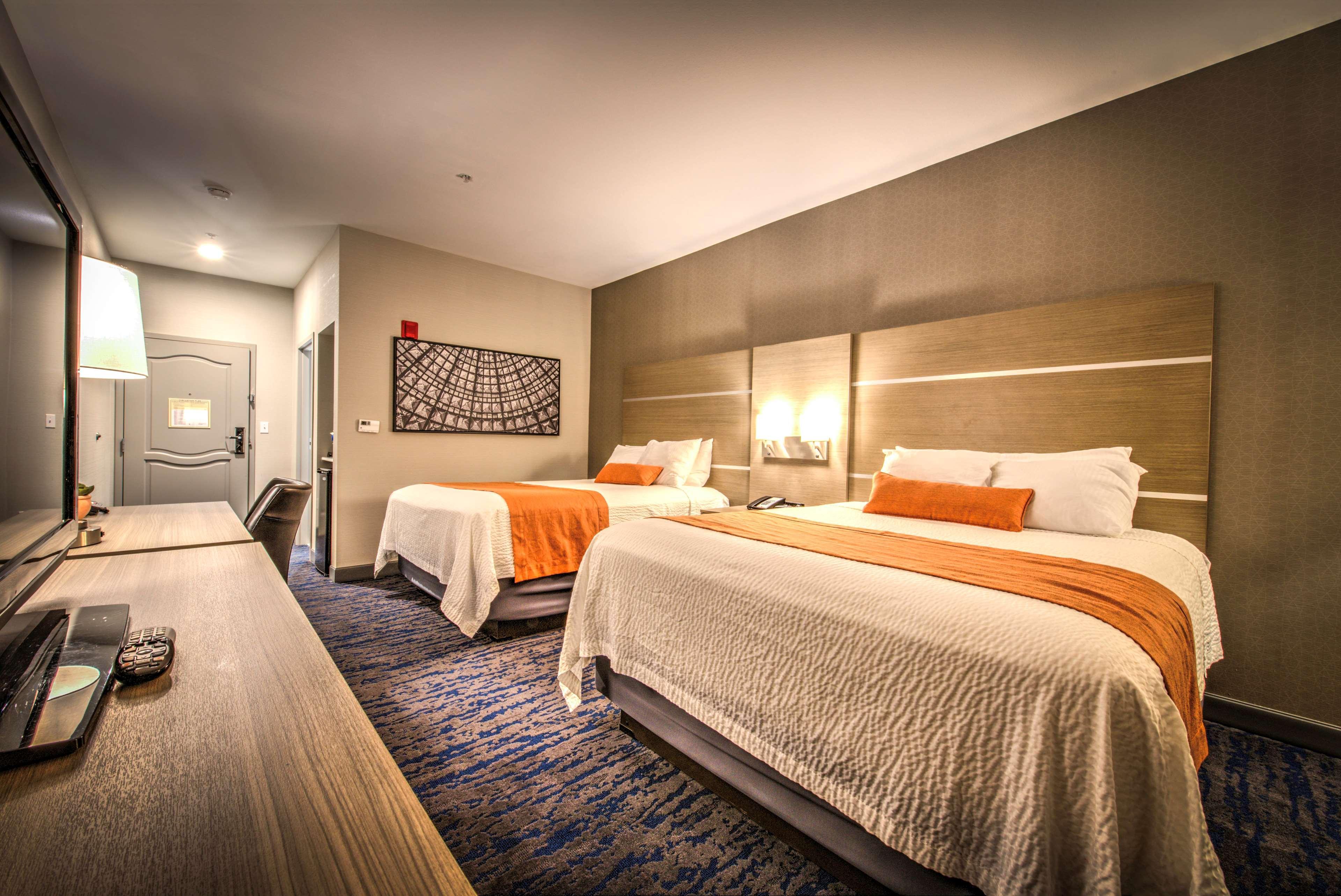 Western Media Center Inn&suites Hotel