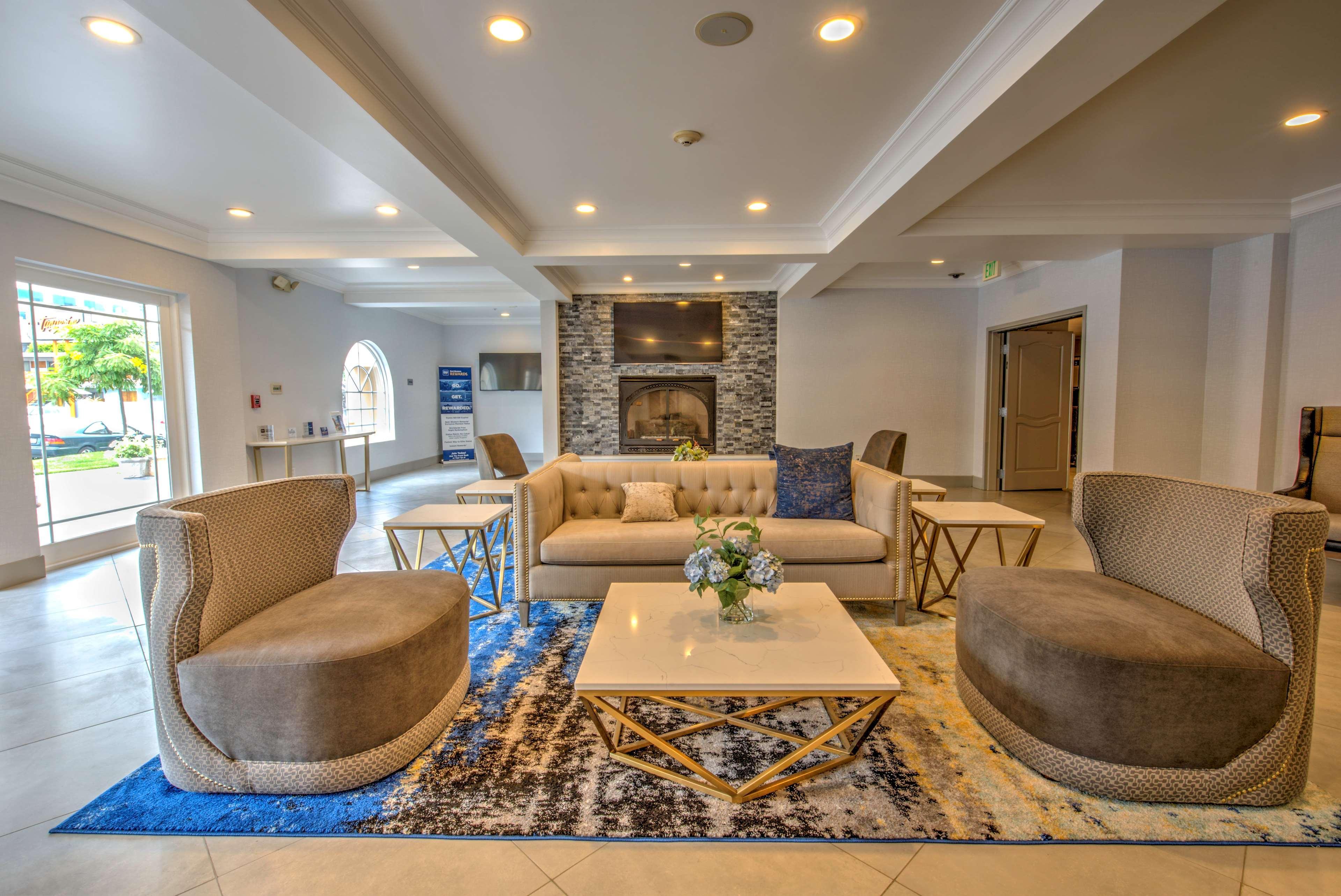Western Media Center Inn&suites Hotel