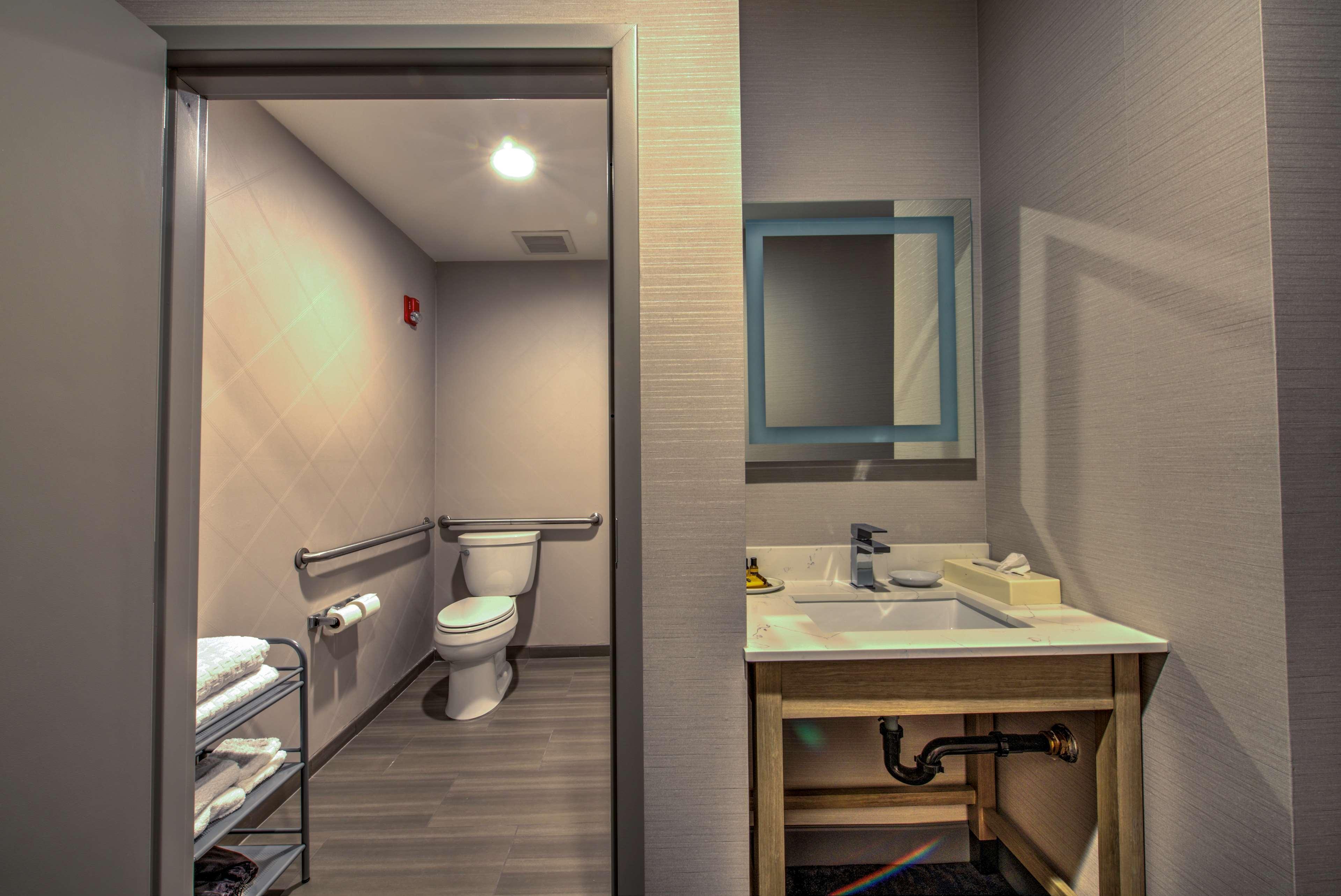 Western Media Center Inn&suites 3*